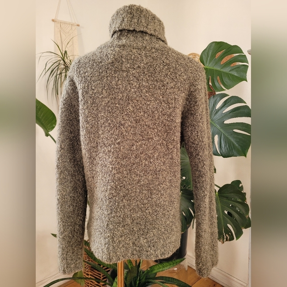 Elegant Green Mohair Blend Turtleneck Sweater - Picture 4 of 6